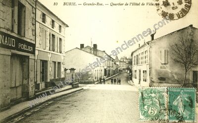 Carte postale ancienne Grande-Rue. — Quartier de l'Hôtel de Ville — Burie (Charente-Maritime)