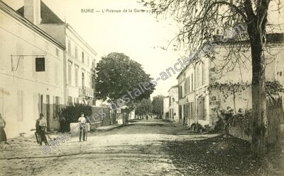 Carte postale ancienne L'Avenue de la Gare — Burie (Charente-Maritime)