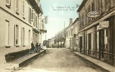 Carte postale ancienne Rue de la Poste — Cercoux (Charente-Maritime)