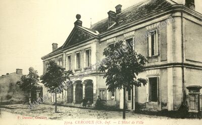 Carte postale ancienne L'Hôtel de Ville — Cercoux (Charente-Maritime)