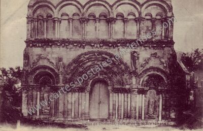 Carte postale ancienne Eglise, portion de la façade romane — Chadenac (Charente-Maritime)