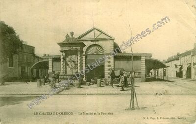 Carte postale ancienne Le Marché et la Fontaine — Le Château-d'Oléron (Charente-Maritime)