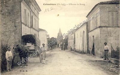 Carte postale ancienne L'Entrée du Bourg — Colombiers (Charente-Maritime)