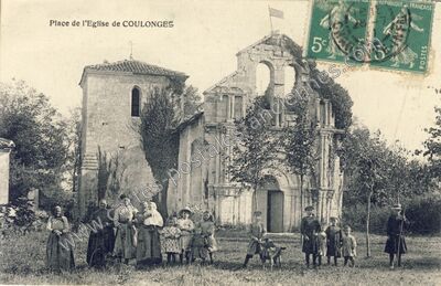 Carte postale ancienne Place de l'Eglise — Coulonges (Charente-Maritime)