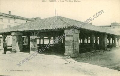 Carte postale ancienne Les Vieilles Halles — Cozes (Charente-Maritime)