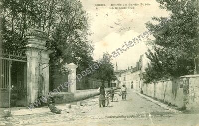 Carte postale ancienne Entrée du Jardin Public, La Grande-Rue — Cozes (Charente-Maritime)