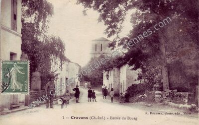 Carte postale ancienne Entrée du Bourg — Cravans (Charente-Maritime)