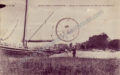 Carte postale ancienne Quais et chargements de silex sur les gabares — Dompierre-sur-Charente (Charente-Maritime)