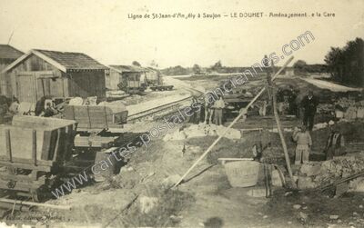 Carte postale ancienne Ligne de St-Jean-d'Angély à Saujon - Aménagement de la Gare — Le Douhet (Charente-Maritime)