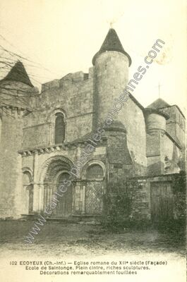 Carte postale ancienne Eglise romane du XIIe siècle (Façade) Ecole de Saintonge — Écoyeux (Charente-Maritime)