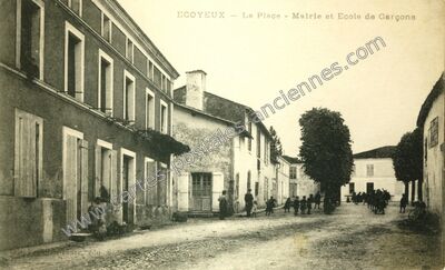 Carte postale ancienne La Place - Mairie et Ecole de Garçons — Écoyeux (Charente-Maritime)