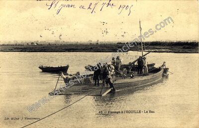 Carte postale ancienne Passage à l'EGUILLE - Le Bac — L'Éguille (Charente-Maritime)