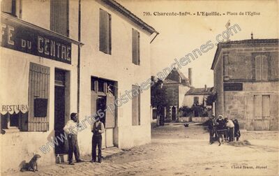 Carte postale ancienne Place de l'Eglise — L'Éguille (Charente-Maritime)