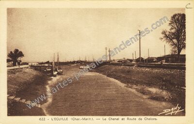 Carte postale ancienne Le Chenal et Route de Chalons — L'Éguille (Charente-Maritime)