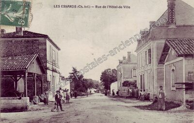 Carte postale ancienne Rue de l'Hôtel-de-Ville — Les Essards (Charente-Maritime)