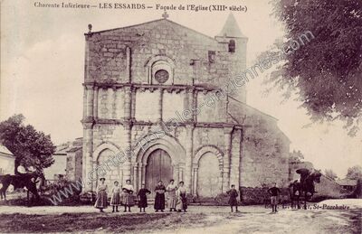 Carte postale ancienne Façade de l'Eglise (XIIIe siècle) — Les Essards (Charente-Maritime)