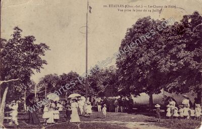 Carte postale ancienne Le Champ de Foire. Vue prise le jour du 14 Juillet — Étaules (Charente-Maritime)