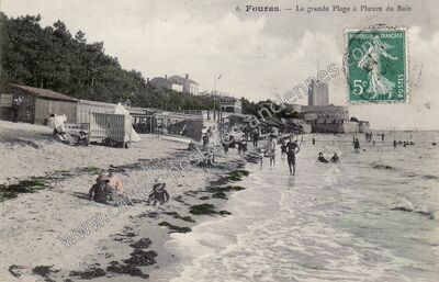 Carte postale ancienne La grande Plage à l'heure du Bain — Fouras (Charente-Maritime)