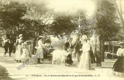 Carte postale ancienne Sur le Boulevard (Quand on n'a pas d'Automobile) — Fouras (Charente-Maritime)