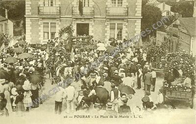 Carte postale ancienne La Place de la Mairie — Fouras (Charente-Maritime)
