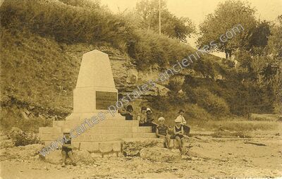 Carte postale ancienne Monument aux morts — Fouras (Charente-Maritime)