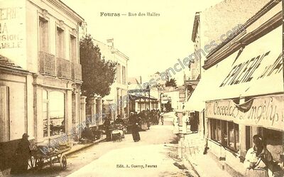 Carte postale ancienne Rue des Halles — Fouras (Charente-Maritime)