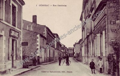 Carte postale ancienne Rue Gambetta — Gémozac (Charente-Maritime)