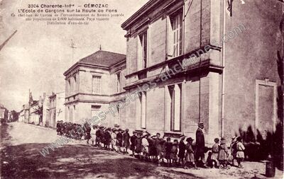 Carte postale ancienne L'Ecole de Garçons sur la Route de Pons — Gémozac (Charente-Maritime)