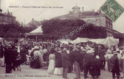 Carte postale ancienne Place de l'Hôtel-de-Ville un jour de Courses — Gémozac (Charente-Maritime)