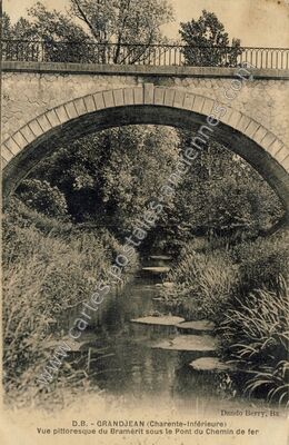 Carte postale ancienne Vue pittoresque du Bramérit sous le Pont du Chemin de fer — Grandjean (Charente-Maritime)