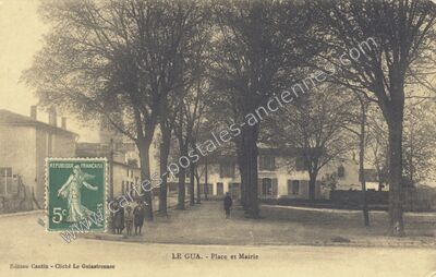 Carte postale ancienne Place et Mairie — Le Gua (Charente-Maritime)