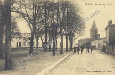 Carte postale ancienne La Place et l'Eglise — Le Gua (Charente-Maritime)