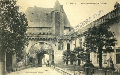 Carte postale ancienne Cour intérieure du Château — Jonzac (Charente-Maritime)