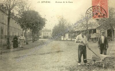 Carte postale ancienne Avenue de la Gare — Jonzac (Charente-Maritime)