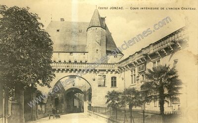 Carte postale ancienne Cour intérieure de l'ancien château — Jonzac (Charente-Maritime)