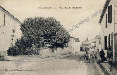 Carte postale ancienne Une Rue de MEURSAC — Meursac (Charente-Maritime)