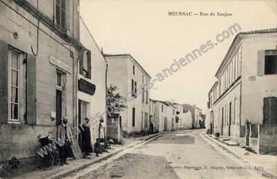 Carte postale ancienne Rue de Saujon — Meursac (Charente-Maritime)