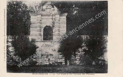 Carte postale ancienne Le Château (La Terrasse des Platanes) — Mirambeau (Charente-Maritime)