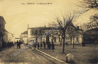 Carte postale ancienne La Place et la Mairie — Nieulle-sur-Seudre (Charente-Maritime)