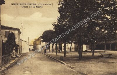 Carte postale ancienne Place de la Mairie — Nieulle-sur-Seudre (Charente-Maritime)