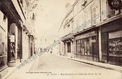 Carte postale ancienne Rue Gambetta et l'Hôtel des Postes — Pons (Charente-Maritime)