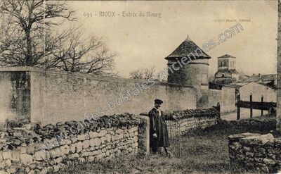 Carte postale ancienne Entrée du Bourg — Rioux (Charente-Maritime)
