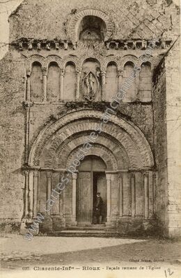Carte postale ancienne Façade romane de l'Eglise — Rioux (Charente-Maritime)