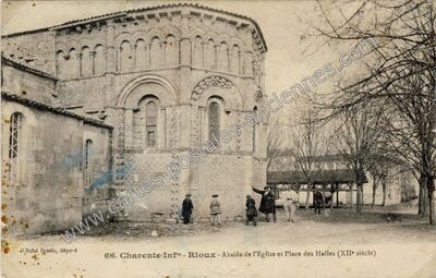 Carte postale ancienne Abside de l'Eglise et Place des Halles — Rioux (Charente-Maritime)