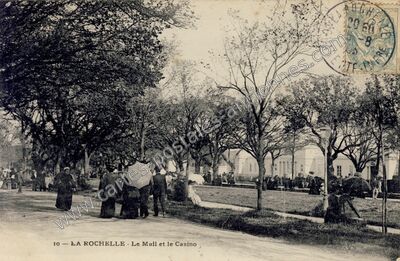 Carte postale ancienne Le Mail et le Casino — La Rochelle (Charente-Maritime)