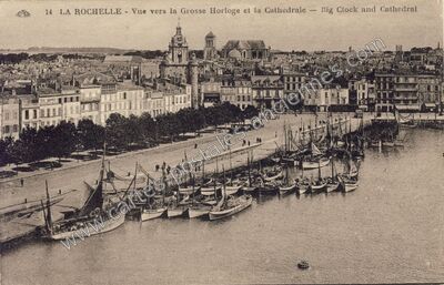 Carte postale ancienne Vue vers la Grosse Horloge et la Cathédrale — La Rochelle (Charente-Maritime)