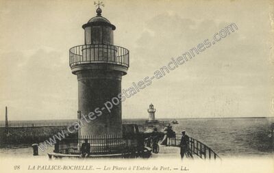 Carte postale ancienne Les Phares à l'Entrée du Port — La Rochelle (Charente-Maritime)