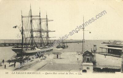 Carte postale ancienne Quatre-Mats sortant du Port — La Rochelle (Charente-Maritime)