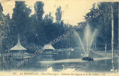Carte postale ancienne Parc Charruyer. - Cabanes des Cygnes et le Jet d'Eau — La Rochelle (Charente-Maritime)