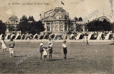 Carte postale ancienne Le Casino vu de la Plage — Royan (Charente-Maritime)